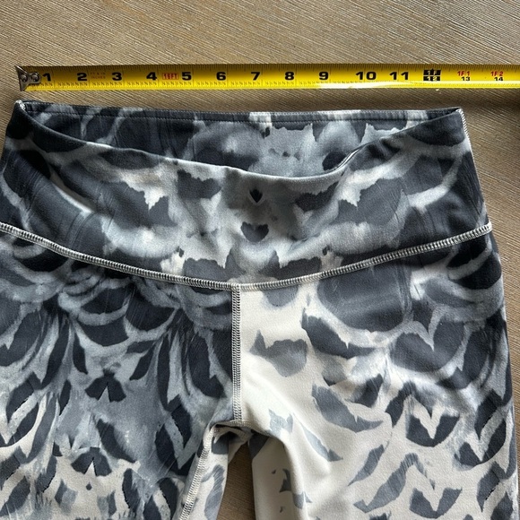 Lululemon Wunder Under Crop II Pretty Plume Angel Wing Black Size 8 Style W6C96S - Picture 7 of 8